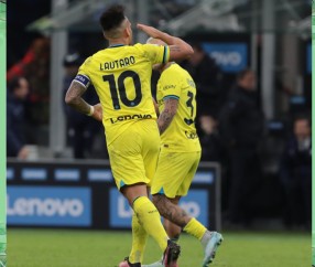 开云体育在线-国际米兰客场惊险逆转佛罗伦萨，锁定胜利