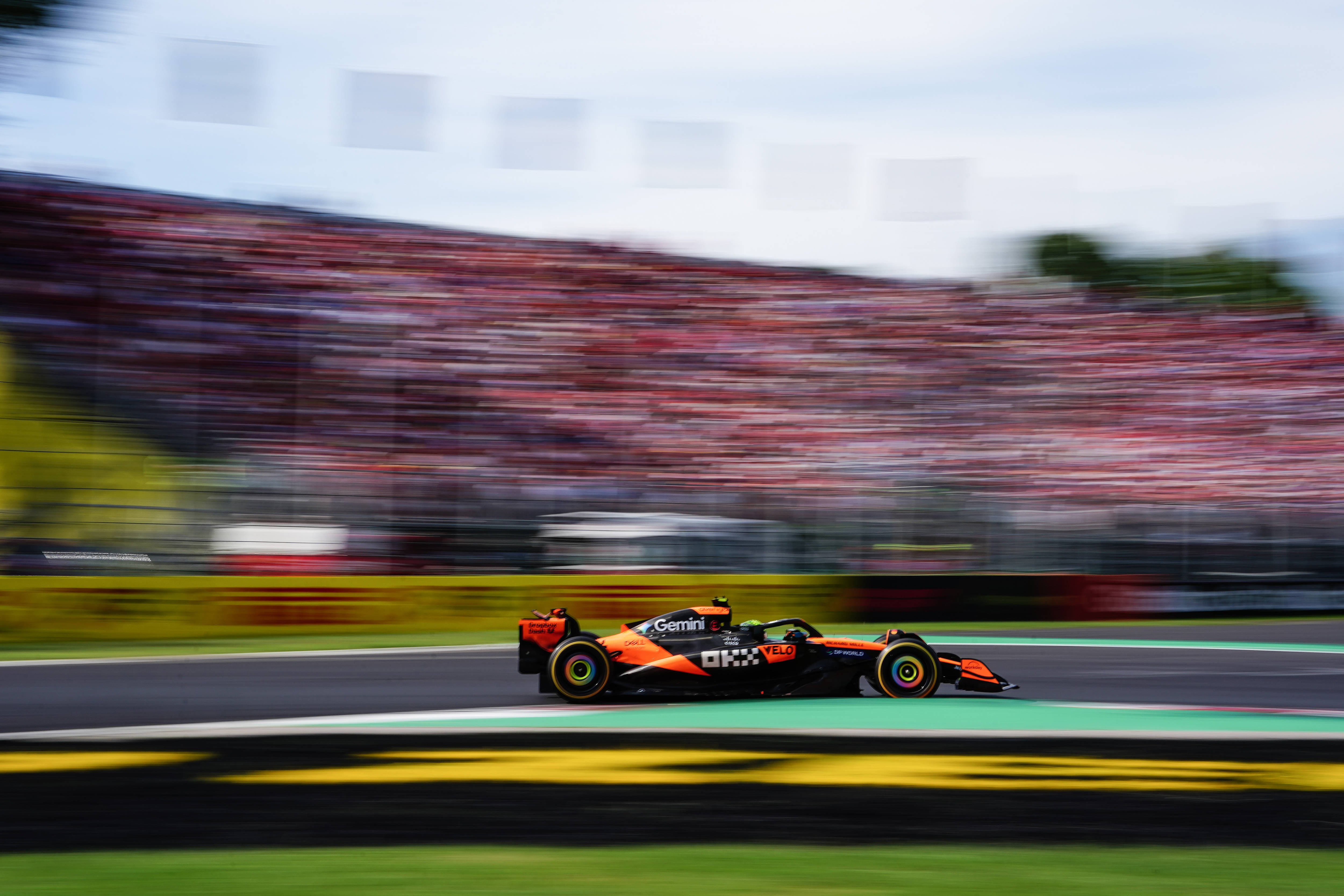 迈凯伦险胜红牛车队，维斯塔潘惊艳四座