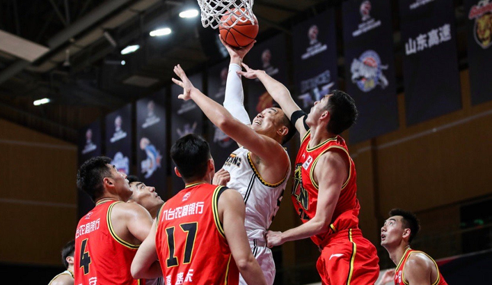 爵士轻取福建队,赵继伟统治全场 爵士轻取福建队,赵继伟统治全场