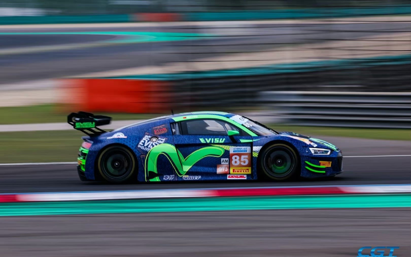 阿斯顿马丁横扫迈凯伦，拉塞尔点燃赛场