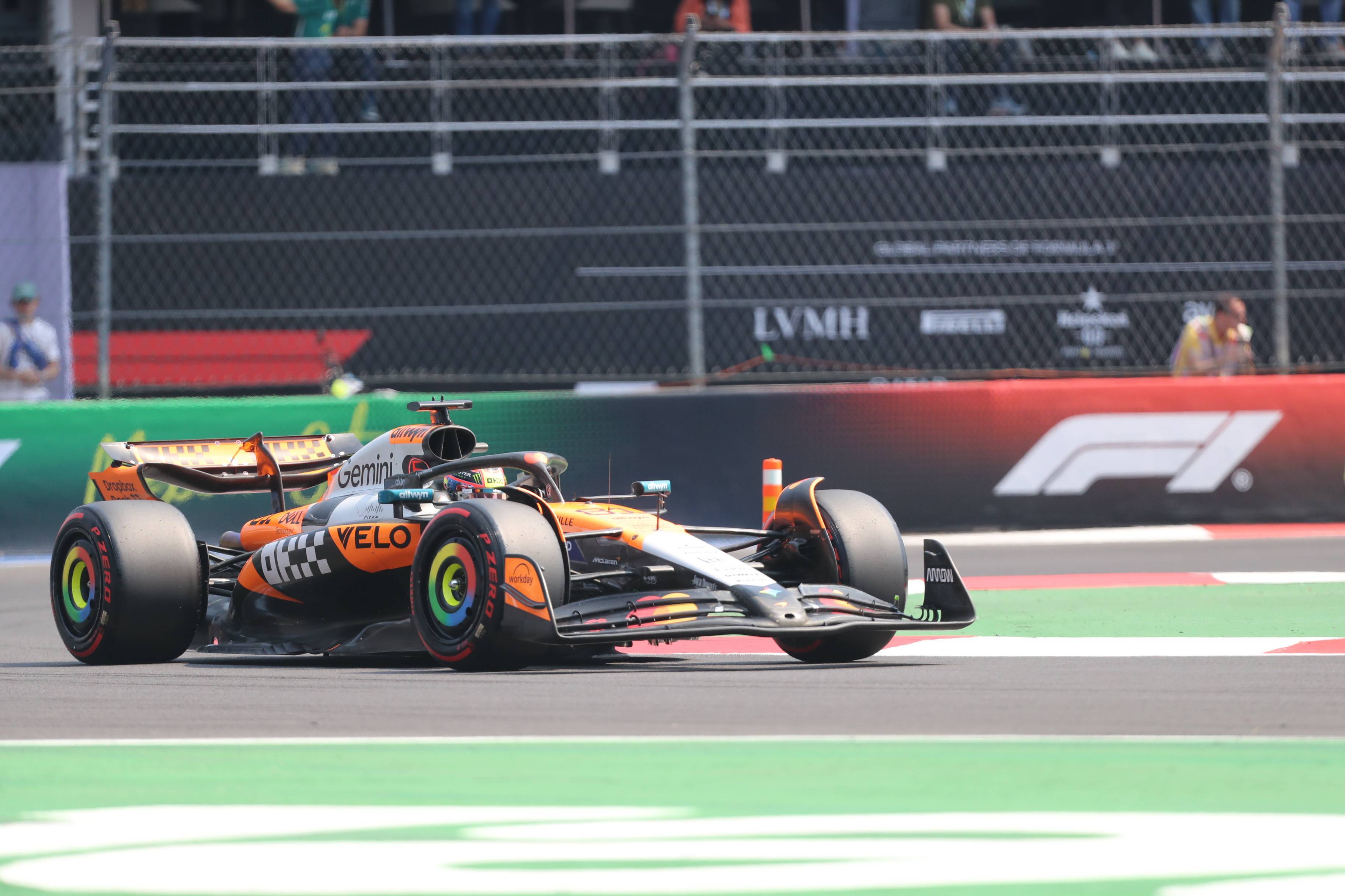 哈斯车队鏖战迈凯伦，塞恩斯高光表现