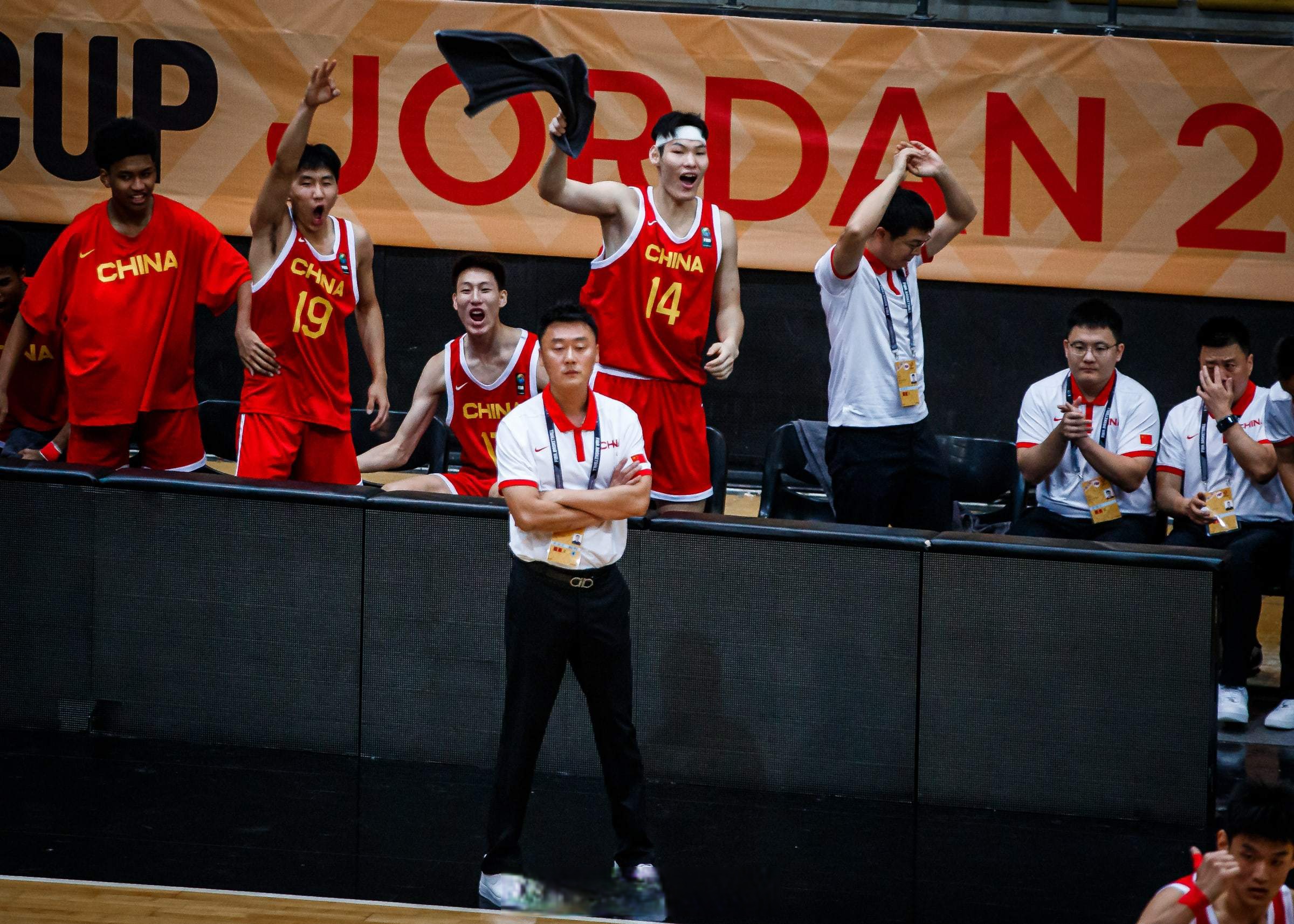 篮球职业选手技战术招数多变,场上争夺激烈 篮球职业选手技战术招数多变,场上争夺激烈