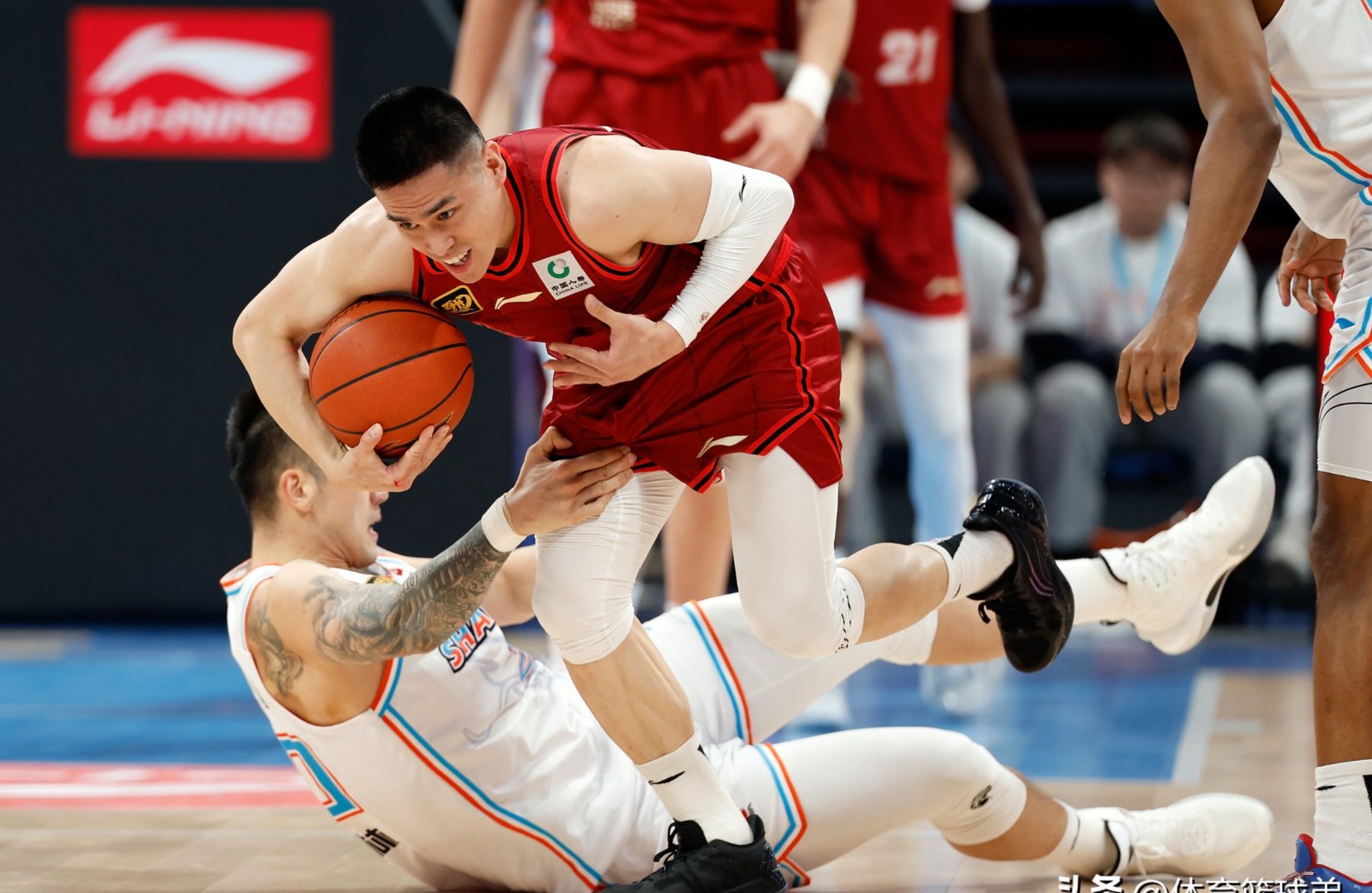 激情比赛中球员全力以赴，为胜利拼搏