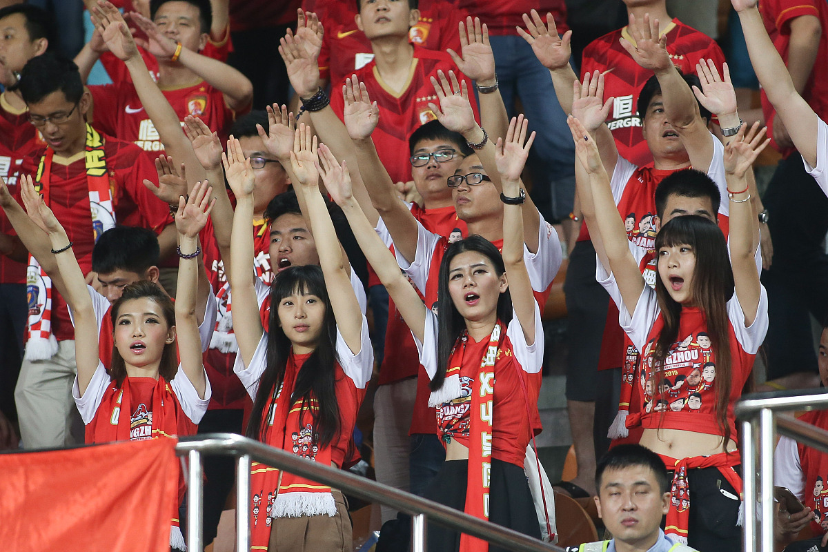 激情比赛中球员全力以赴，为胜利拼搏