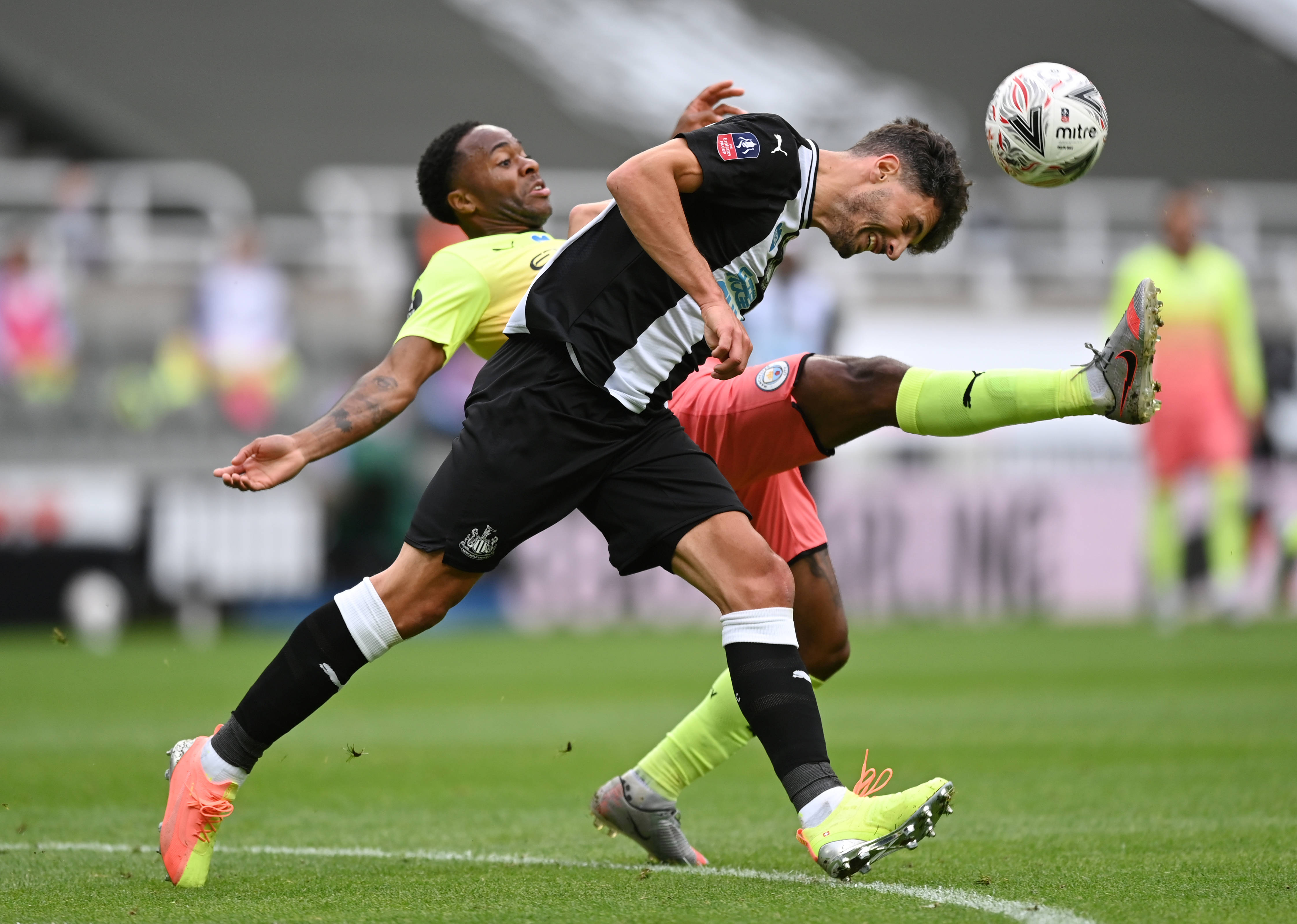 足球比赛紧张刺激，场面十分激烈