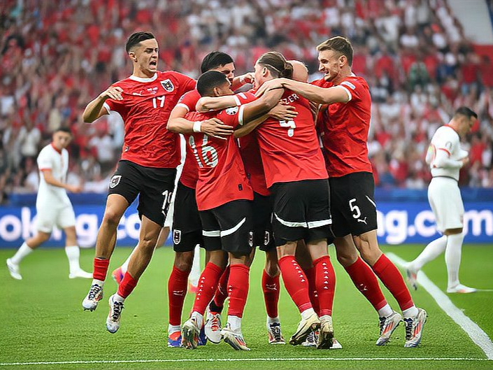 足球盛会:欧锦赛抢眼战场! 足球盛会:欧锦赛抢眼战场!